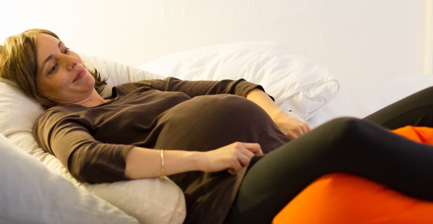 5 façons et un peu plus encore d'utiliser un coussin de maternité Les Babilleuses