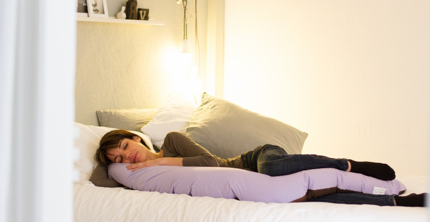 Trois exercices à faire pendant la grossesse avec son coussin de maternité sans bouger de chez soi